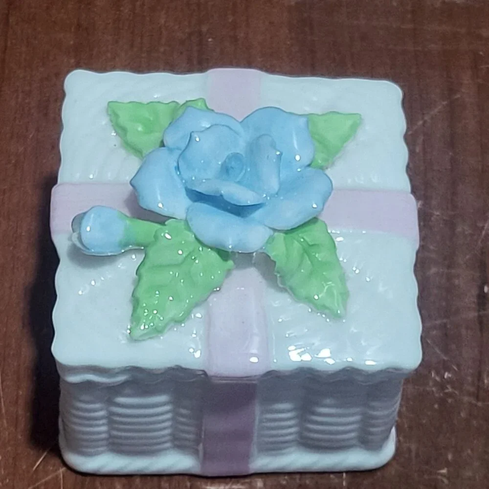 Vintage Mini Porcelain Trinket Box White Basket Weave Pattern Rose Lid